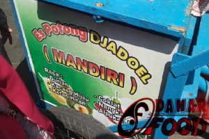 Es Potong Djadoel : Mengenang Kenangan Era 90an dengan Es Potong Jadul di Kawasan Pasar Gede Solo