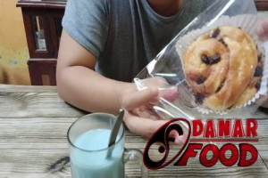 Kolaborasi Teh Susu Bunga Telang : Butterfly Pea Flower Milk Tea with Roti Kismis DanS KeiK Super Lembut Empuk Enak dan Murah di Semarang